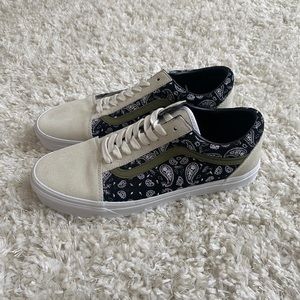 NWOT Vans Old Skool Sneakers